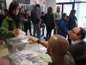 La consulta popular pionera d'Olesa de Montserrat va registrar ahir una gran afluència de votants J.BADENES / ACN
