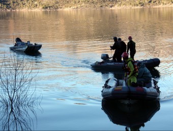 Efectius de la Guàrdia Civil i dels Mossos d'Esquadra remolquen la barca accidentada, aquesta tarda al pantà de Canelles ACN