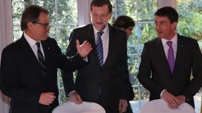 El president de la Generalitat, Artur Mas, conversa amb els caps de govern espanyol, Mariano Rajoy, i francès, Manuel Valls, aquest divendres a Peralada ACN