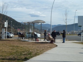 Una vista de la nova parada del bus de l'hospital comarcal del Pla de Dalt, ja amb la marquesina. J.C