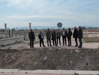 La visita dels responsables de Costes, el municipi i la desurbanització de la Pletera, ahir al migdia, a les restes de la zona que s'ha de recuperar E.A