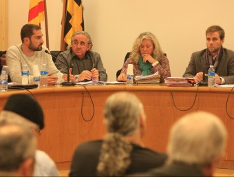 L'alcalde, Jordi Camps, a la dreta, en un ple municipal. A l'esquerra, Adrobau durant una intervenció. LLUÍS SERRAT