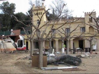 El jardí de la finca a Fontajau on es fa el nou restaurant König i que abans hi havia hagut el restaurant la Font, ara en ple procés de transformació D.V