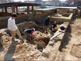 Arqueòlegs treballlant la setmana passada a la jaciment del Pla de l'Horta.  J.T / EL PUNT AVUI