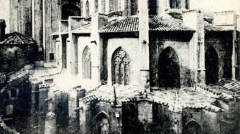L'absis de la catedral de Girona, encara amb el mur que en resseguia el perímetre des de fora i que la Comissió de Patrimoni va fer enderrocar per millorar la visió del monument. ARXIU DEL COL·LEGI D'ARQUITECTES DE GIRONA (COAC)