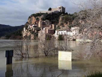 L'embarcador de Miravet i camps pròxims al riu estan inundats. JUDIT FERNÀNDEZ