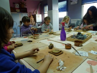 Una de les activitats que fan els nens i nenes a l'EOC amb ceràmica, en una sessió d'aquest curs. N. FORNS