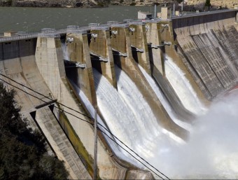 La presa de Mequinensa, aquest dimecres amb les comportes obertes EFE