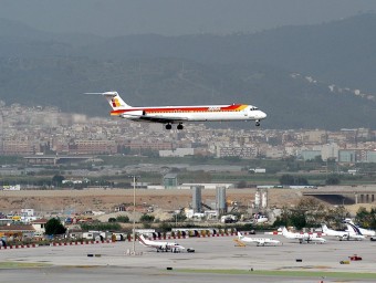Un avió s'enlaira al Prat, en una imatge d'arxiu ORIOL DURAN