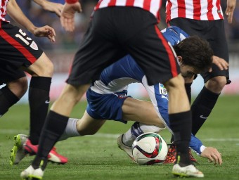 El jugador de l'Espanyol Victor Sánchez cau davant els jugadors de l'Athletic de Bilbao, aquest dimecres a Cornellà-El Prat EFE