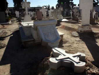 Imatge d'una de les creus tombades, aquest dijous al cementiri de Castellserà ACN