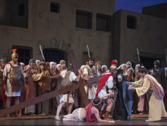 Una escena d'una representació a Esparreguera l'any passat, quan porten Jesús a la creu EL PUNT AVUI