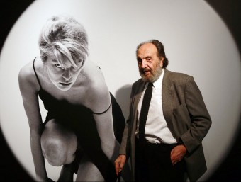 Leopoldo Pomés at the opening of the exhibition of his work in la Pedrera.