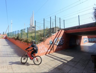 El pas subterrani al costat de l'estació de Sant Adrià és el principal punt d'accés al tram de façana litoral pendent de transformació urbanística. QUIM PUIG