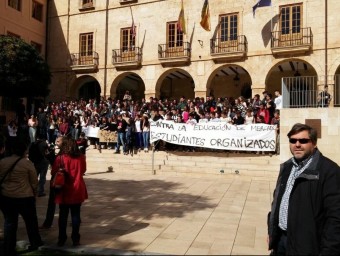 Concentració d'estudiants a les portes de l'Ajuntament de Dénia. RAFA CARRIÓ