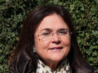 Teresa Garcia, candidata de MES a Santa Coloma de Farners, a l'exterior de la biblioteca Joan Vinyoli JOAN CASTRO / ICONNA
