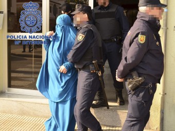 Agents del CNP escorten la presumpta gihadista detinguda a Malgrat de Mar MINISTERI DE L'INTERIOR