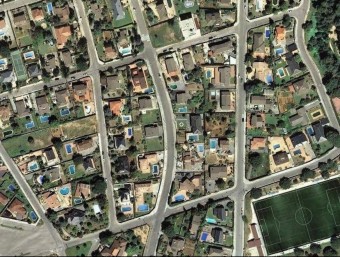 Imatge àerea de cases i piscines a la urbanització de Can Barri de Bigues ICC