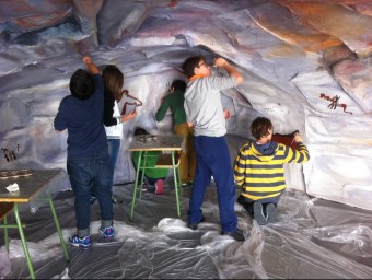 L'alumnat pinta l'interior de la cova prehistòrica. CEDIDA ESCOLA COMARCAL