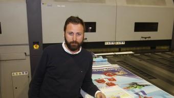 Alberto Garcia, director de màrqueting, amb una de les impressores de gran format.  ORIOL DURAN