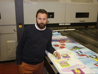 Alberto Garcia, director de màrqueting, amb una de les impressores de gran format.  ORIOL DURAN