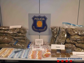 La droga localitzada pels Mossos dins el cotxe dels detinguts a La Jonquera. MOSSOS