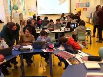 Una aula de l'escola Jesuïtes Educació de Barcelona, que innoven en l'aprenentatge a partir de grups de cinc o sis alumnes.  ARXIU