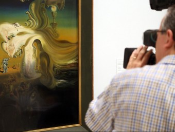 La profanació de l'hòstia, also by Dalí. 