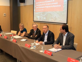 Els alcaldes Díaz, Trias, Poveda i Perpinyà , d'esquerra a dreta, ahir a Sant Joan Despí, durant la presentació de l'acord per impulsar la reforma de la B-23 JUANMA RAMOS