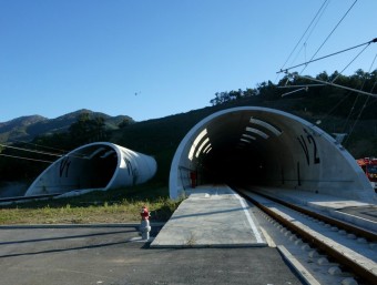 La boca del túnel del Tren d'Alta Velocitat al seu pas per l'Albera, per on no hi circulen prou trens JOAN SABATER