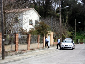 Agents dels mossos entrant a l'interior de la casa on van trobar els avis morts M. BELMEZ/ACN