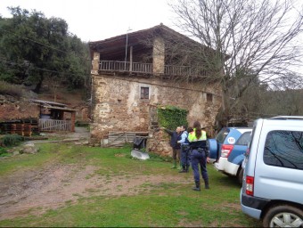 Els Mossos amb un dels masovers de l'Aulet, a fora de la masia saquejada. TURA SOLER