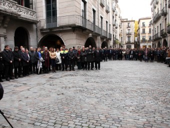 Girona. Minut de silenci per l'accident aeri als Alps a la plaça del Vi JOAN SABATER