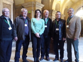 Membres de la Plataforma Salvem el Territori del Pla d'Urgell amb la diputada Sara Vilà, ahir al Parlament ICV