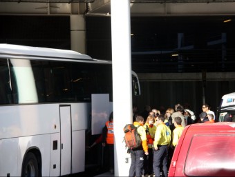 El grup de familiars aquest matí al Prat de camí cap a l'avió noliejat per Lufthansa que els porta a Marsella ACN