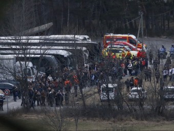 Familiars i persones properes a les víctimes arriben ahir a Lo Vernet, on es va celebrar l'acte commemoratiu REUTERS