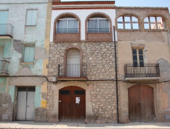 La casa de l'acusat, situada al municipi de Castelldans, i on acollia menors, la tutela dels quals tenia la Generalitat D.M