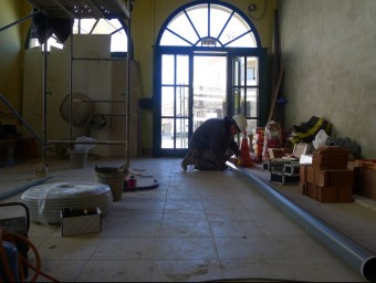 Un operari treballant a la seu de l'antiga biblioteca de Maçanet, fa uns dies. N. FORNS