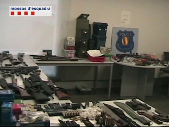 L'arsenal d'armes i municions intervingut a l'home detingut. ACN