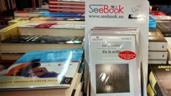El SeeBook es va fent un lloc entre els llibres de paper als punts de venda.  ARXIU
