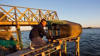 Un pescador de Deltebre posa el bussó al riu. JOSÉ CARLOS LEÓN /ARXIU