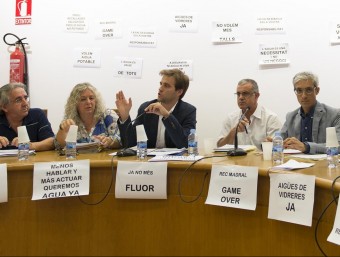 L'alcalde, Jordi Camps, en una intervenció d'un ple. A la dreta, Francesc Baltrons, responsable de l'aigua. G. SÁNCHEZ/ICONNA