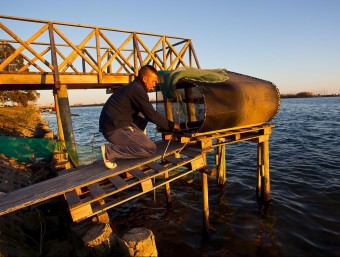 Un pescador de Deltebre posa el bussó al riu. JOSÉ CARLOS LEÓN /ARXIU