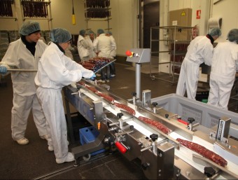 Treballadors de Monter a la planta de Serinyà durant el procés de producció d'un dels embotits. JOAN SABATER