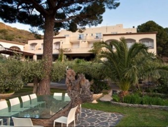 L'hotel restaurant Cala Jóncols està situat a l'última platja de Roses, a tocar el terme municipal de Cadaqués.
