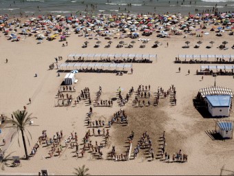 Reivindicació a la platja de Gandia a l'agost de 2011. EL PUNT AVUI