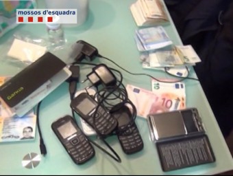 Els agents van comissar 49.000 euros en efectiu, material informàtic i mòbils CME