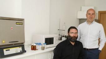 Josep Hurtado i Òscar Navarro, al laboratori de Dnota.  ORIOL DURAN