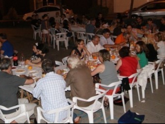 Un anterior sopar al carrer organitzat per Compromís. ESCORCOLL