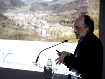 Joan Nogué, ahir, durant la seva intervenció a l'acte commemoratiu celebrat a la sala de plens de l'Ajuntament d'Olot. J.C